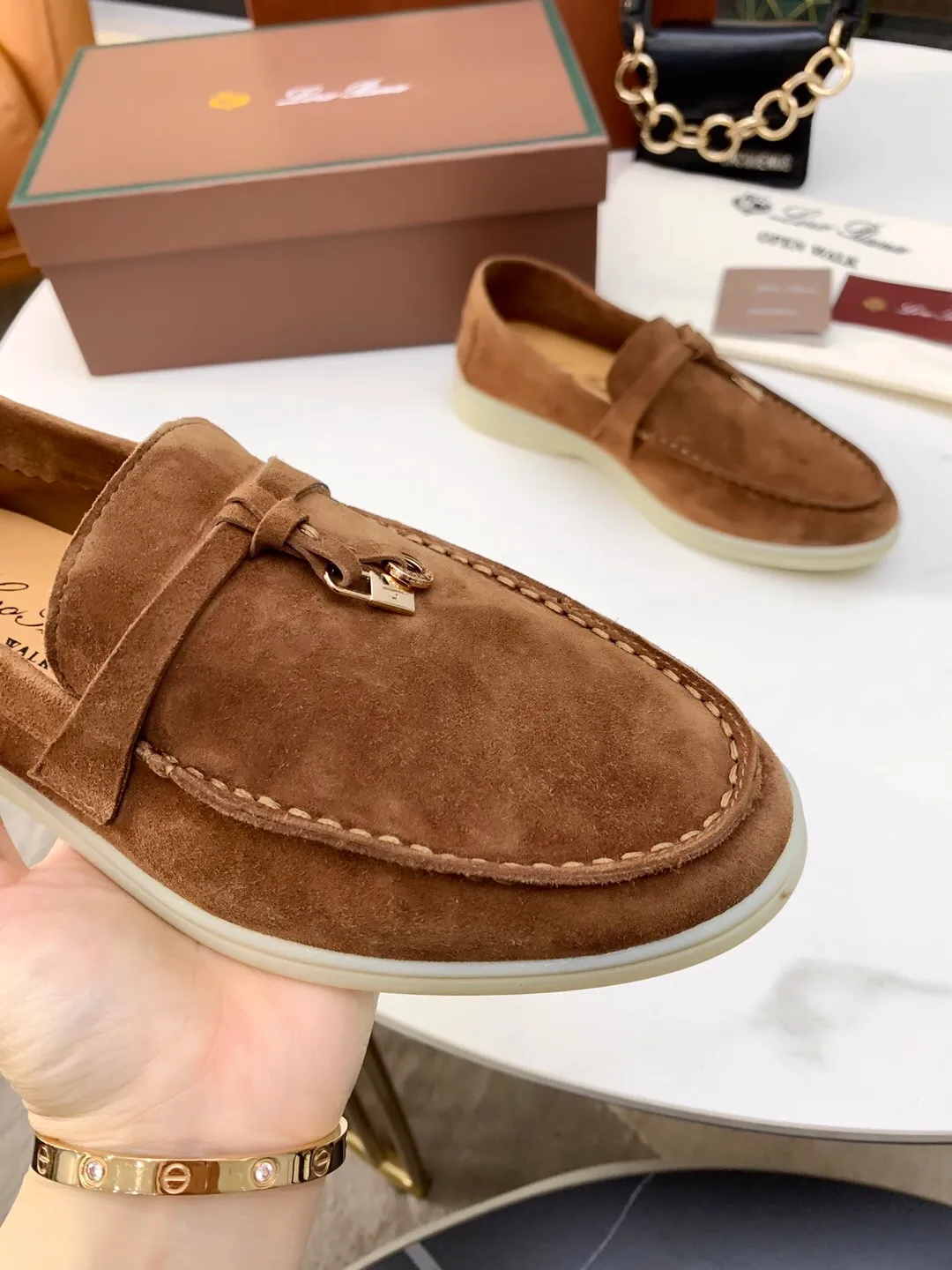 👟👟Ex-factory price 480 👟👟 Loro 👟👟Ex-factory price iana 💯Top genuine grade 💯Buy the original 1:1 copy💯 Founded the existing Loro 👟👟Ex-factory price iana company on April 24, 1924. It is now the sixth generation of family business, providing top quality products to customers who are discerning in taste and quality. Imported original fabrics. Imported Sheep Jing, made of plain calfskin lining. Hand-sewn thread. Original packaging. Size: 35-42 for women, 38-45 for men.